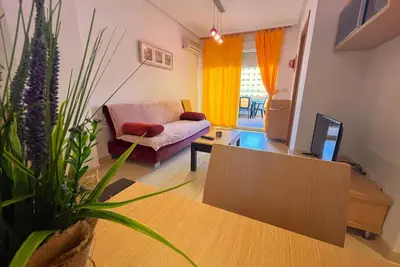 Image de Profitez d'un séjour inoubliable dans ce charmant appartement situé dans la zone la plus centrale de l'urbanisation, sur la deuxième ligne de la plage. Parfait pour les familles et les groupes d'amis, cet appartement offre tout le confort nécessaire