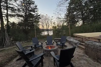 Image de Lakefront Escape at Fords Rock Lookout -\nFire Pits, Deck, Screened Porch