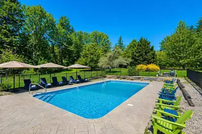 Image de New-Heated Pool, 1. 5 miles to Beach, Ping Pong Table. 2 Stunning Homes in 1!