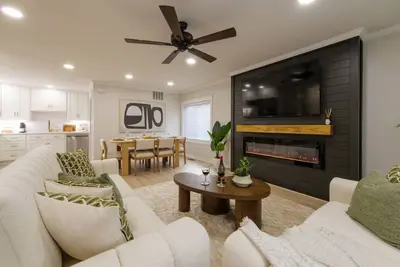 Image de Sleeps 10 | Spacious Luxe Retreat w/ Fireplace