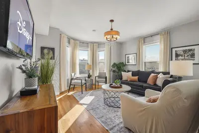 Image de 8br Near Downtown Boston Private Driveway Parking & 1-Min Walk to Train