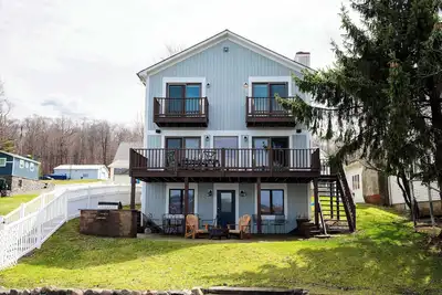Image de Lakeside Escape 9-Bedroom Home w/ Stunning Views