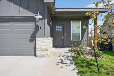 Image de New! Modern 3br w/Fenced Yard, Pet Friendly!