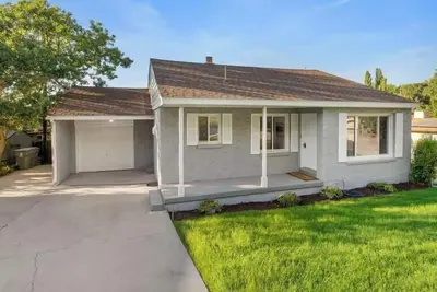 Image de Cozy Ogden Retreat • Large Yard  • Waffles Too!