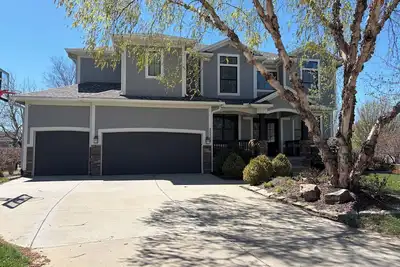 Image de Spacious 4-bedroom house with deck and fitness room in Olathe- World Cup Ready