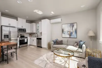 Image de Chiquita Bonita | Brand New, Stylish & Spotless, Pet Friendly, Walk to Park, Minutes from Downtown