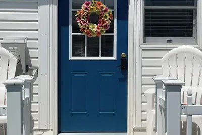 Image de Charming two-bedroom, one bath, with screened porch is your perfect getaway.