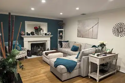 Image de 3-bedroom Burbank Pool home close to studios and a Park across the street!