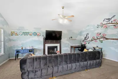 Image de Cozy 2-bedroom family-friendly house featuring beautiful murals by local artist.