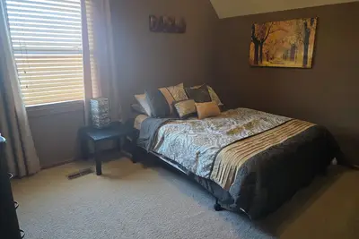 Image de 4-bedroom house in Olathe w/ fitness equipment and finished basement.