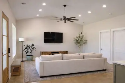 Image de Brand new 3 acre retreat with gated entry - Long Term Only