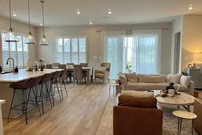 Image de Spacious 5br Coastal Retreat, Bike to Beach & Town, Screened Porch, Pool access.