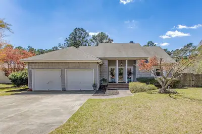 Image de Coastal Retreat in Hampstead + Private Deck & Yard
