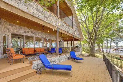 Image de The Bluewater Bungalow - Luxe Cedar Creek Lake Gem