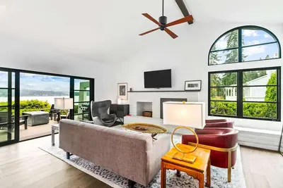 Image de Greenbank Horizon Home | Water Views