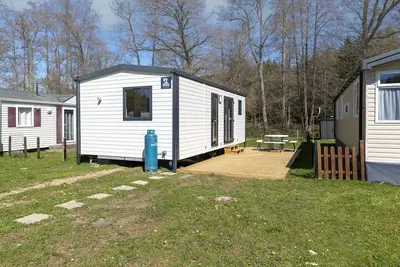 Image de Caravane haut de gamme avec terrasse à Érezée