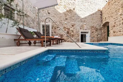 Image de Maison de vacances privée avec bain à remous, Wifi, climatisation, piscine privée, Tv, terrasse