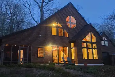 Image de Tucked away in Midcoast Maine, this lake house is what summers are made of
