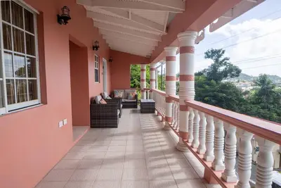 Image de 1 bedroom suite #3 with Carenage view