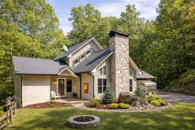 Image de Solace Mountain Cozy Mountain Retreat with Game Room, sleeps 9, Wifi, private
