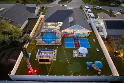 Image de Luxury Oasis! Heated Pool, Pickleball, Mini Golf and Games, Sleeps 16-20!