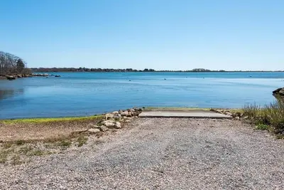 Image de Exceptional location with both Weekapaug Beaches and Quonnie Salt Pond Access