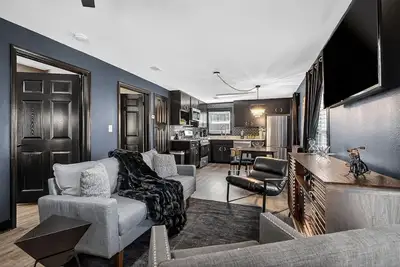 Midnight Oak: Cozy East Hill Cottage