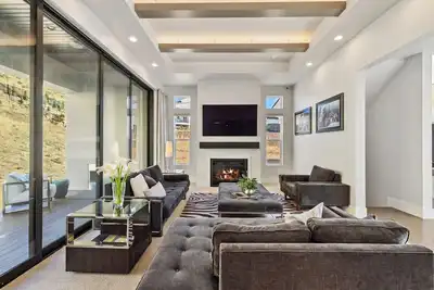 Image de Luxury 7br Home Near Outlets, Dining & Freeway