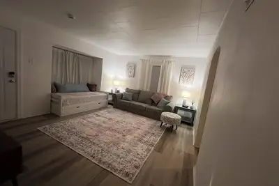 Image de Wonderful 2-bedroom house with large backyard in peaceful Belleville.