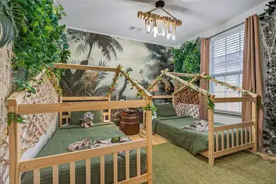 The Funky Peacock. Bold 3br Near Downtown