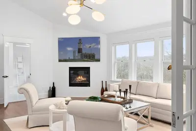 Image de Stunning Designer 6br Southampton Home – Chic, Spacious & Entertainer’s Dream