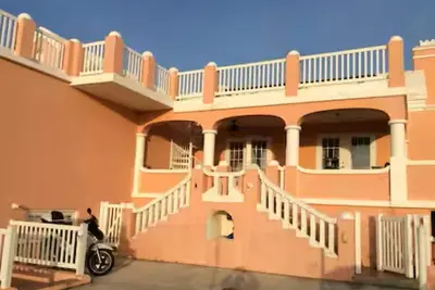 Image de Two-bedroom house that sleeps 6 in St. George's. Your home away from home!
