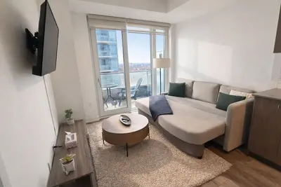 Image de Stylish Oasis Condo | Gym, Bowling, Pool, Hot Tub