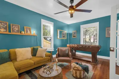 Image de Stylish Downtown Sanford Home Walk to Dining and Bars Pet Friendly Fenced Yards