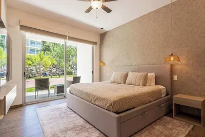 Image de Chic getaway with pool, near the beach, close to shops, dining and nightlife