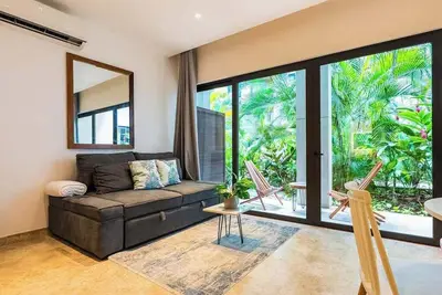 Image de Relaxed condo with gym, lounge pool & steps to dining, beach & shopping