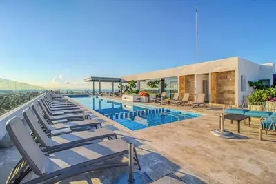Image de Stylish beach condo with rooftop infinity pool, private jacuzzi & game room