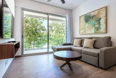Image de Stylish condo with lush balcony, full kitchen and resort pools