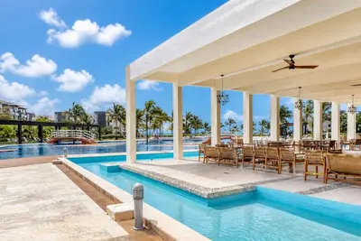 Image de Elegant condo with beach access, balcony views.