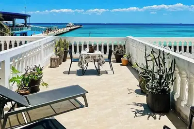 Image de Oceanfront escape with private terrace, breathtaking views & prime location