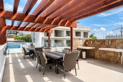 Image de Modern getaway with balcony, Ac, fast WiFi, shared rooftop pool, & great views