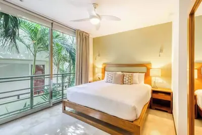 Image de Luxury condo with balcony, Ac, strong WiFi & rooftop pool - near the beach