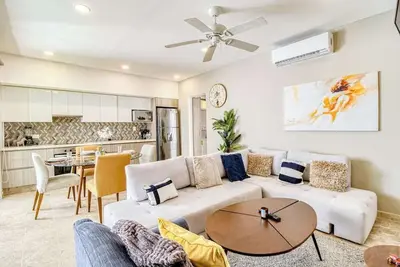 Image de Tropical apartment with a balcony, modern interior, & W/D - rooftop pool access
