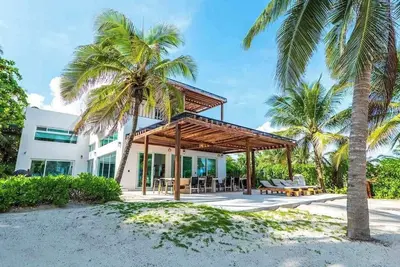 Image de Beachfront paradise with private pool, ocean view, full kitchen, & shaded patio