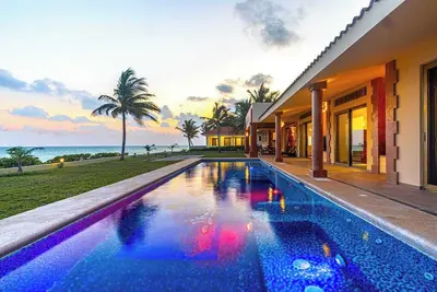 Image de Luxury Beachfront Escape with Ocean Views, Private Pool, & High-Speed WiFi