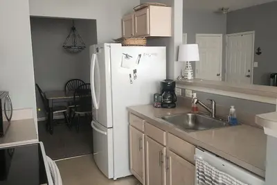 Image de Modern 2-bedroom condo minutes to downtown Annapolis and Naval Academy.