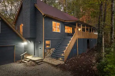 Image de Spacious Cabin Right On The River in Dahlonega I Hot Tub Sauna Fire Pit Game Rm