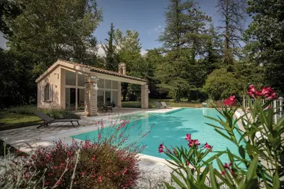 Image de Cosy apartment on a tranquil estate with shared pool & mountain views