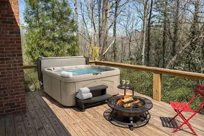 Image de Adorable 1-bedroom 1. 5 bath house with Hot tub in charming Tryon