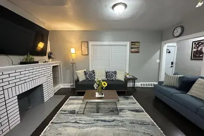 Image de Peaceful 2-bedroom house with Ac in welcoming Cleveland